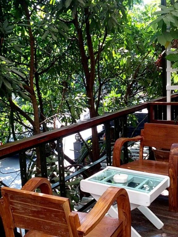 The Old Car Guesthouse Chiang Mai Exterior photo