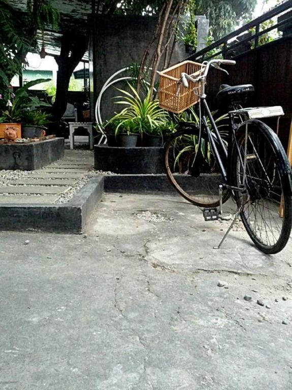 The Old Car Guesthouse Chiang Mai Exterior photo