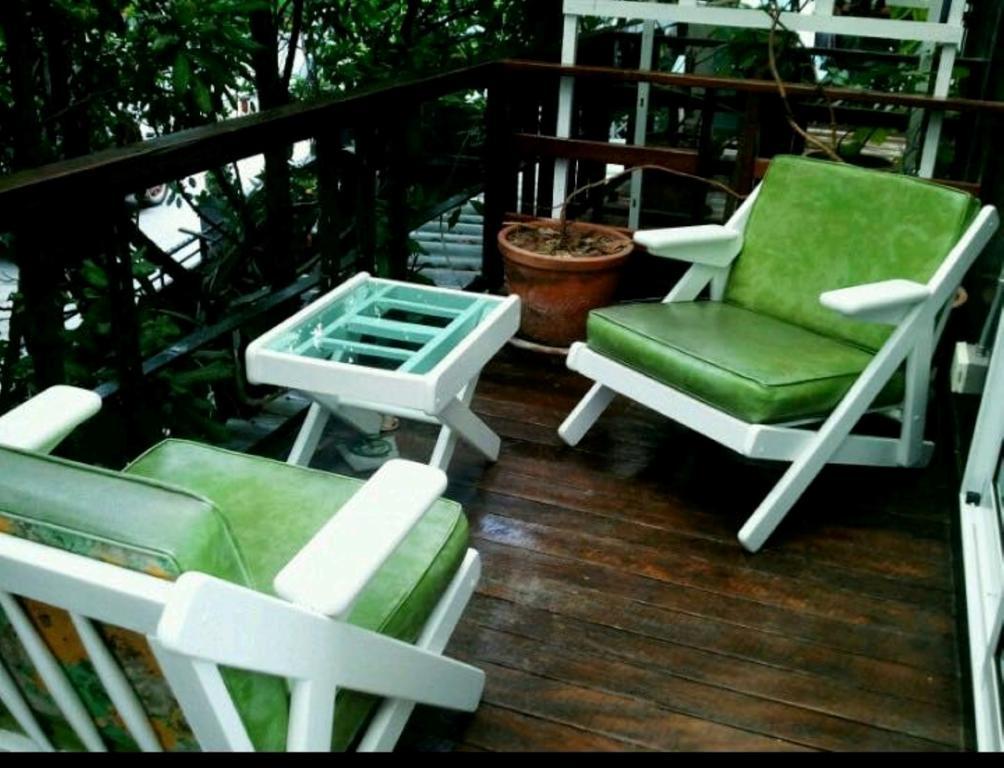 The Old Car Guesthouse Chiang Mai Exterior photo