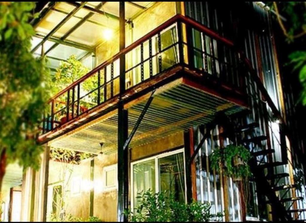 The Old Car Guesthouse Chiang Mai Exterior photo