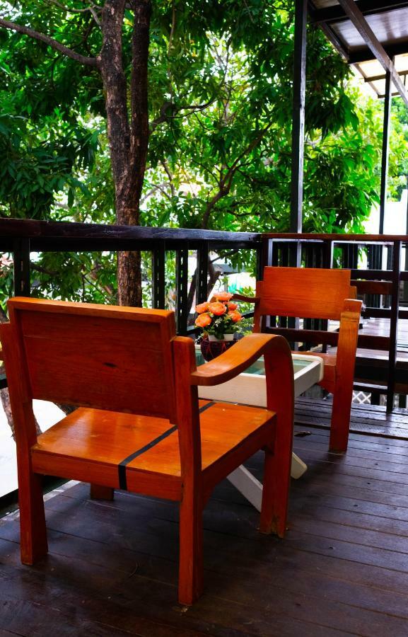 The Old Car Guesthouse Chiang Mai Exterior photo